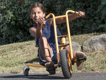 TopTrike Drift Rider mit Mädchen beim Fahren auf dem Spielplatz TopTrike Drift Rider mit Mädchen beim Fahren auf dem Spielplatz